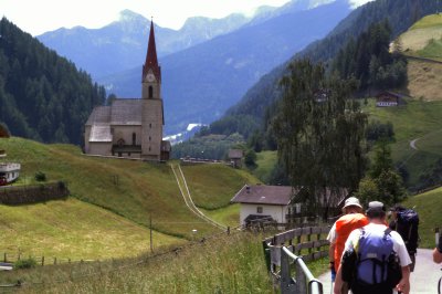 Passeiertal - Gruppe mit Kirche