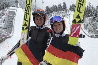 Hoffen auf ein schwarz-rot-goldenes Jubelwochenende: Carina Vogt (links) und Katharina Althaus beim Abschlusstraining zum Heim-W