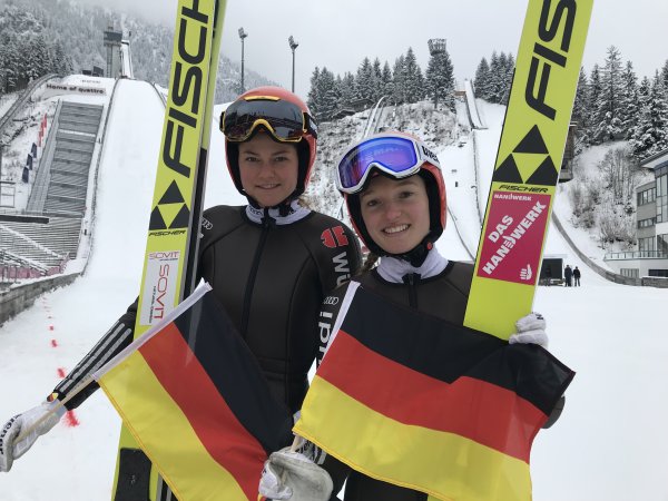 Foto: Thomas Weiß Hoffen auf ein schwarz-rot-goldenes Jubelwochenende: Carina Vogt (links) und Katharina Althaus beim Abschlusstraining zum Heim-W