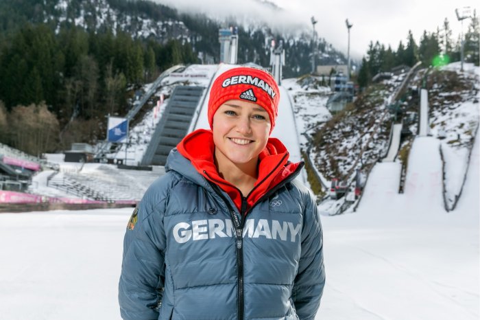 Freut sich auf gemeinsame Großschanzen-Weltcups mit den Männern: Olympiasiegerin Carina Vogt. Ob sie und die internati1229583391