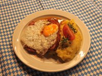 Leberkaese mit Spiegelei