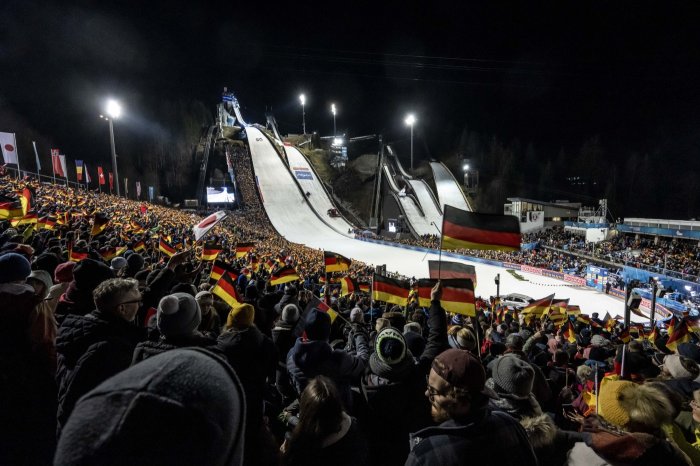 Volles Haus beim Auftaktspringen der Vierschanzentournee