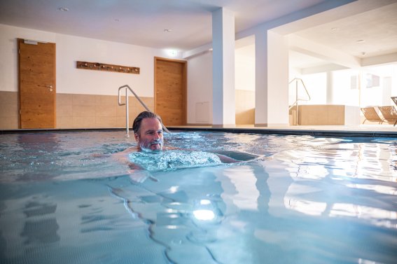 Hotelschwimmbad Wellnessbereich