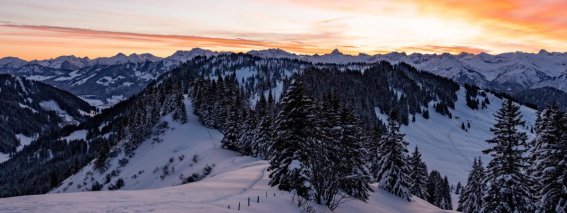 Sonnenuntergang im Winter mit Bergkulisse