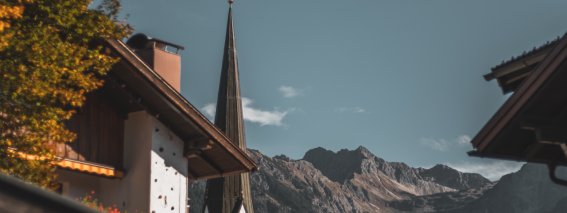 Blick auf den Kirchturm in Fischen