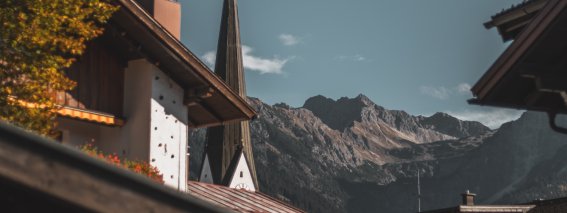 Blick auf den Kirchturm in Fischen