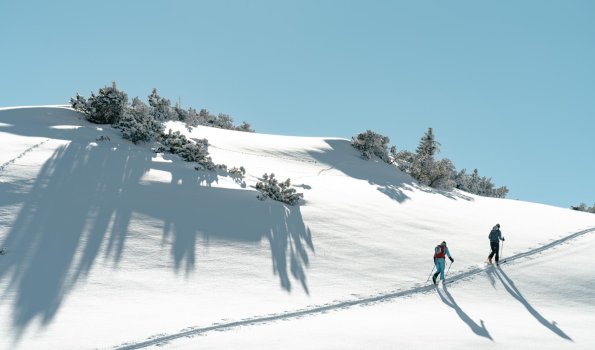 Wanderung in Winterlandschaft durch den Schnee