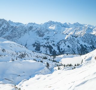 Im Winter erscheinen die Berge in voller Pracht mit schneebedeckten Gipfeln und weiten, glitzernden Schneefeldern.