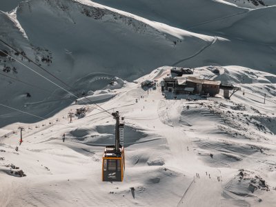 Ausblick auf die Berge während der Gondelfahrt