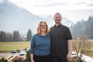 Portrait von Svenja und Christian Besler mit Berkulisse m Hintergrund