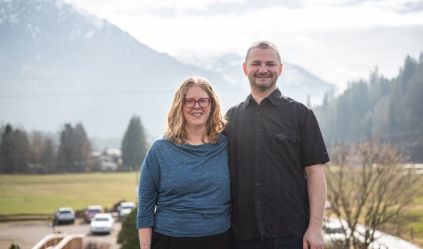 Portrait von Svenja und Christian Besler mit Berkulisse m Hintergrund