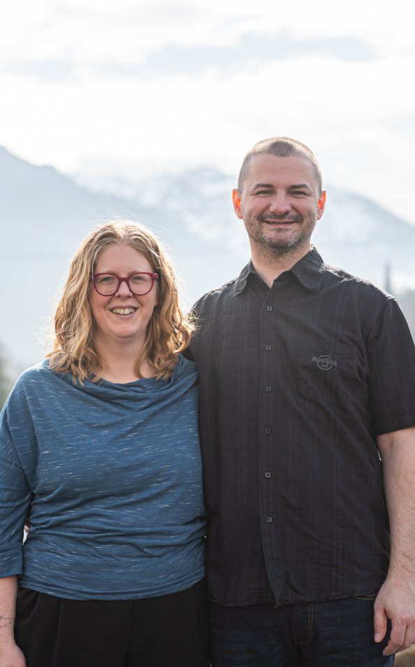 Gastgeberportrait Portrait von Svenja und Christian Besler mit Berkulisse m Hintergrund