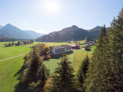 Drohnenaufnahme vom Frohsinn im Herbst mit Bergblick