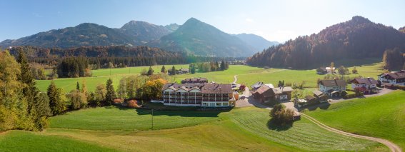 Drohnenaufname des Frohsinns im Herbst mit Bergblick