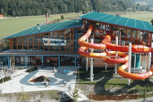 Das Wonnemar lädt alle Besucher zu Wasserspaß, Saunawelt, Gesundheitsbad, SPA und Gastronomie
ein. Ein Steinbad, verschiedene Rutschen, ein Kleinkinderbereich, die großzügige Saunalandschaft und
das Gesundheitsbad bilden einen Erlebnis-Komplex.