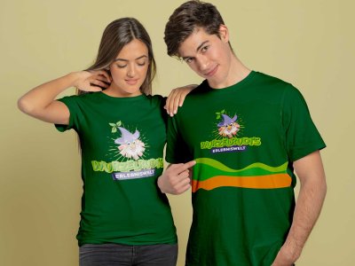 Zwei junge Menschen zeigen grüne T-Shirts mit buntem Design in einem neutralen Studio. Das Licht ist hell und freundlich.