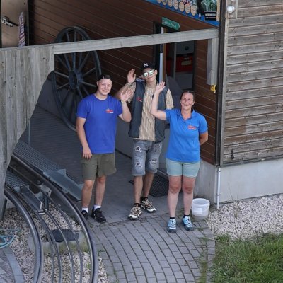 Begrüßung durch ein freundliches Wurzelruditeam