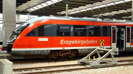 Erzgebirgsbahn Ein Zug der Erzgebirgsbahn steht am Bahnhof in Deutschland. Es ist Tag und das Wetter ist klar.