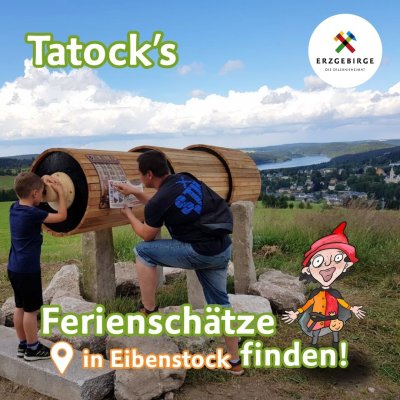 Ein Kind und ein Erwachsener suchen einen Schatz in Eibenstock. Hinter ihnen ist eine Landschaft mit Bergen und Wasser.