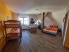 Helles Zimmer mit Möbeln und gemütlichem Ambiente