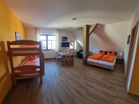 Helles Zimmer mit Möbeln und gemütlichem Ambiente