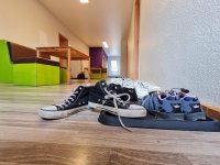 Schuhe stehen in einem Flur eines modernen Raums