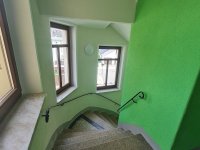 Treppe in einem modernen Wohngebäude mit grünem Anstrich