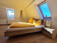 Helles Schlafzimmer mit modernem Design im Dachgeschoss