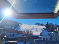 Wintersonne über der Skipiste in den Bergen