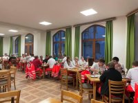 Mensa mit vielen Besuchern am Abend