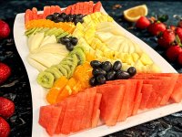 Bunte Obstplatte für eine Feier im Sommer