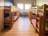 Bunk beds in einem Gemeinschaftsraum ohne Personen