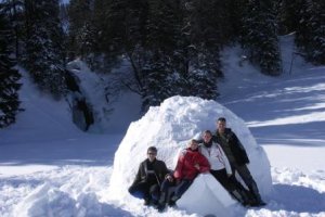 Azubi Teamtraining im Winter: Iglu bauen