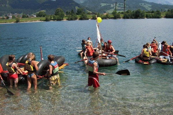 Floßbau Teambuilding bei Eurer Sommer Klassenfahrt 2011