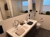 Badezimmer mit Dusche und Waschmaschine